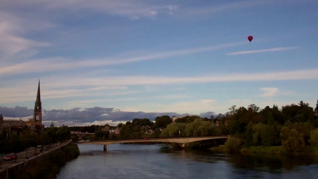 Short clip of a hot air balloon drifting over the River Tay having launched at Kinross